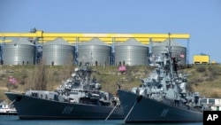 Nave ale flotei ruse din Marea Neagră, ancorate în portul Sevastopol. 31 mai 2014