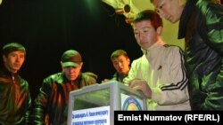 Ош шаарында көпүрө курулушуна жардам иретинде өткөн марафон. 14-ноябрь, 2014-жыл.