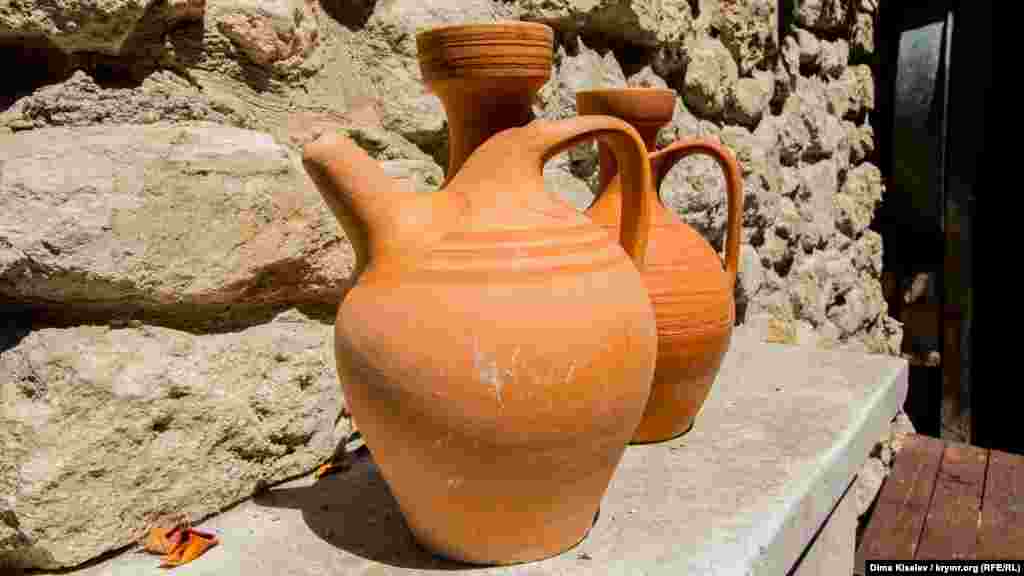 Qırımtatar fenerci ustazı Enver Yaşlavskiy mında fenerler yapa ve balalar içün ekskursiyalar keçire