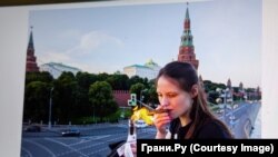 ანასტასია ზინოვკინა მოსკოვში აქცია-პერფორმანსს აწყობს. ის ე.წ. მოლოტოვის კოქტეილის ალზე სიგარეტს უკიდებს