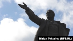 Коммунисттик символдор менен эстеликтерди алып салуу чакырыктары Кыргызстанда эгемендик жылдардан бери эле көтөрүлүп келет