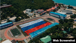 Фотографии од веб-страницата на кампот „Промена“ го илустрираат она што го нарекува „граѓанско-патриотско образование“.