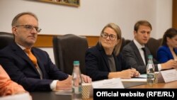 Van Bossuyt me zyrtarë të Ministrisë së Punëve të Brendshme në Kishinau, më 12 maj 2025.