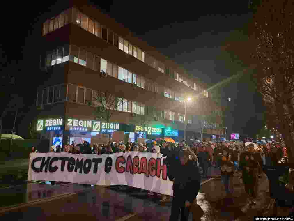 Планот за 5-минутен аплауз пред Собранието како почит за лекарите беше сменет и беше реализиран пред болницата „Св. Климент Охридски“ во центарот на Скопје