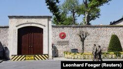 სამხედროები სტამბოლში, თურქეთის პრეზიდენტის სამუშაო რეზიდენციასთან