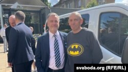 Jurnalistul Ihar Karnei după eliberarea din închisoare, întâmpinat la Vilnius de președintele RFE/RL, Stephen Capus, 21 iunie 2025