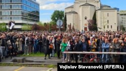 Građani okupljeni u znak podrške rektoru Vladanu Đokiću, 18. april 2025.