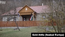 Tavaly az önkormányzati választásokra 110 százalékkal nőtt meg a falu lakossága. Papíron. A sosem látott emberek szavaztak is. Akkor nem lázadt ellene sem a polgármester, sem a jegyző. Győzött is Brogli Attila 