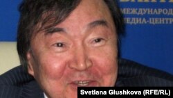 Олжас Сулейменов, поэт, постоянный представитель Казахстана в ЮНЕСКО. Астана, 14 декабря 2011 года.