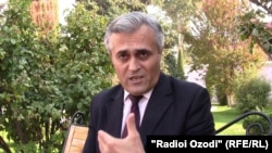 Вакили Маҷлиси намояндагони Тоҷикистон Сӯҳроб Шарифов ҳангоми шарҳи мавзеъгирии худ.