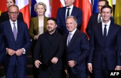 Слева направо: Фридрих Мерц, Урсула фон дер Ляйен, Владимир Зеленский, Стив Уиткофф, Джаред Кушнер позируют для совместного фото в Берлине, Германия, 15 декабря 2025 года