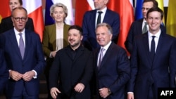 Президент Украины Владимир Зеленский и делегаты США Стив Уиткофф (второй справа) и Джаред Кушнер (справа) после консультаций в Берлине, 15 декабря 2025 года