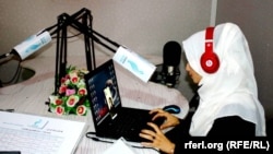 یک خبرنگار محلی کندز در جریان اجرای برنامه