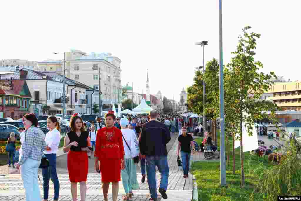 Печән базары урамы һәм милли киемле татар кызлары