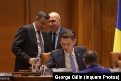 Ilie Bolojan discută cu Sorin Grindeanu, în timpul votului pentru moțiunea de cenzură introdusă de Opoziție.