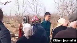 Жители города Карши вышли на акцию протеста против вырубки многолетнего фруктового сада, 27 ноября 2020 года.