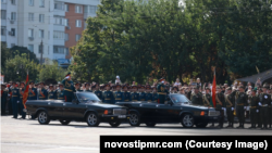 Parada militară organizată la Tiraspol pentru a marca 35 de ani de la proclamarea nerecunoscutei „republicii moldovenești nistrene”, în 1990.