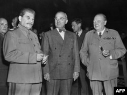 هری ترومن (وسط) در کنار استالین و چرچیل