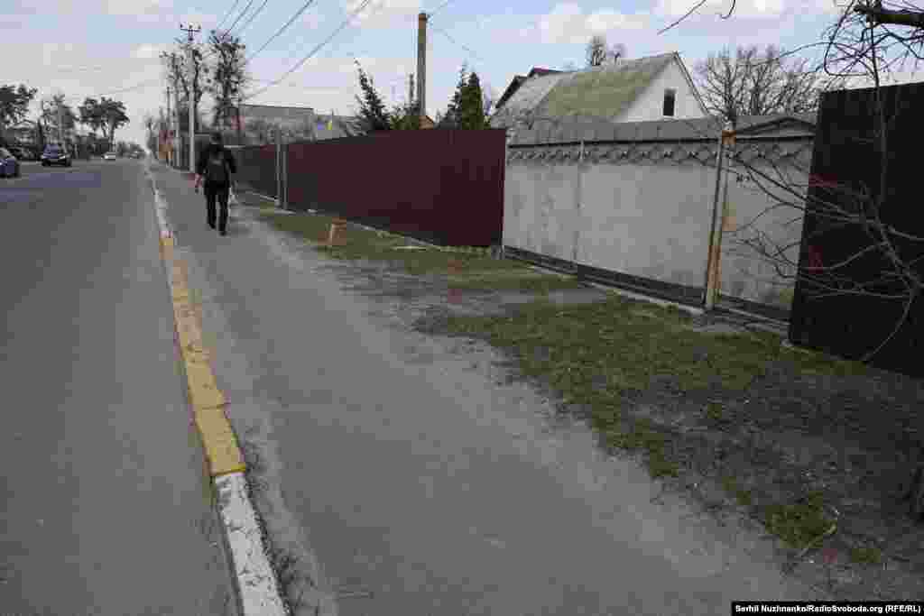 Цела загінулага мірнага жыхара на адной з вуліц Ірпяня. Паводле зьвестак мясцовых уладаў, у лютым-сакавіку 2022 году ў Ірпяні загінулі амаль 300 мясцовых жыхароў.Зьлева — фота 11 сакавіка 2022 году, справа — з сакавіка 2025 году