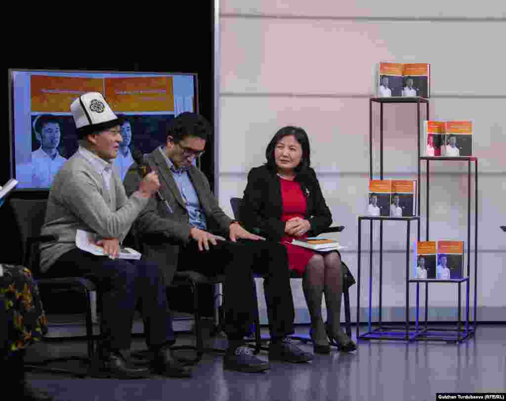 Уланбек Эгизбаев "Азаттык" радиосунда беш жыл иштеп, бул аралыкта Кыргызстандын эң аярлуу, чукул жардамга, колдоого муктаж же тегерегиндеги элден башкача жашаган каармандарды таап, аларды видеого тартып, радио, телеге алып чыкты.&nbsp;