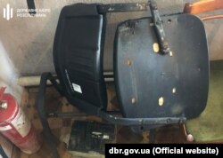 Поліцейські так допитували затриманого, що зламали об нього залізний стілець