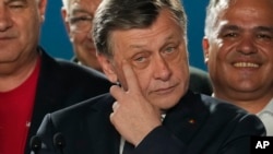 Crin Antonescu, la o întâlnire cu suporterii, după închiderea secțiilor de votare, pe 4 mai