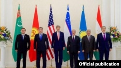 АКШ мамкатчысы Жон Керри жана Борбор Азия мамлекеттеринин тышкы иштер министрлери. 1-ноябрь, Самарканд, Өзбекстан