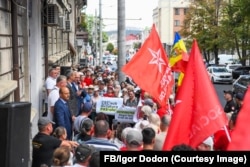 Protestul Socialiștilor în fața Comisiei Electorale Centrale, după ce vicepreședintele CEC a anunțat că instituția ia în calcul reducerea numărului de secții de vot pentru locuitorii din stânga Nistrului, 19 august, Chișinău.