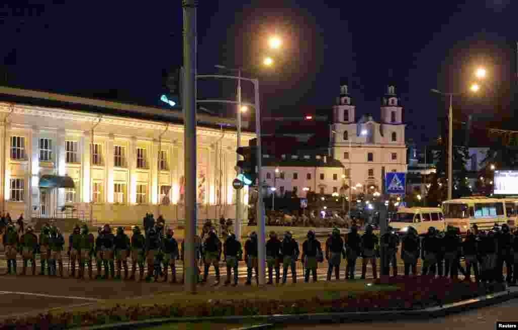 Sputnik пен "Еврорадио" наразылар "Пушкин" метро станциясы маңында полиция жасағына "Молотов коктейлін" лақтырды деп хабарлады. Наразыларға медициналық жедел жәрдем көлігімен барған милиционерлер оларды ұстаған деп жазды "Белсат" пен "Медиазона" басылымдары.