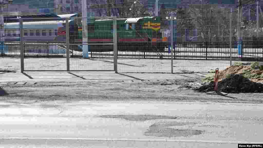 Свіжі &laquo;латки&raquo; на вулиці Героїв Севастополя.&nbsp;&laquo;Севастопольський автодор&raquo; взявся до ремонту&nbsp;з використанням струменево-ін'єкційного&nbsp;методу і холодних асфальтобетонних сумішей&nbsp;