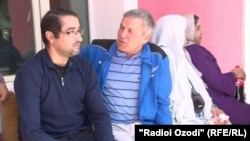 Ҷамшед ва дигар аъзои хонаводаи Ёровҳо дар назди дари додгоҳ