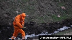 На месте крушения самолета-топливозаправщика в Панфиловском районе Чуйской области, 3 мая 2013 года. 