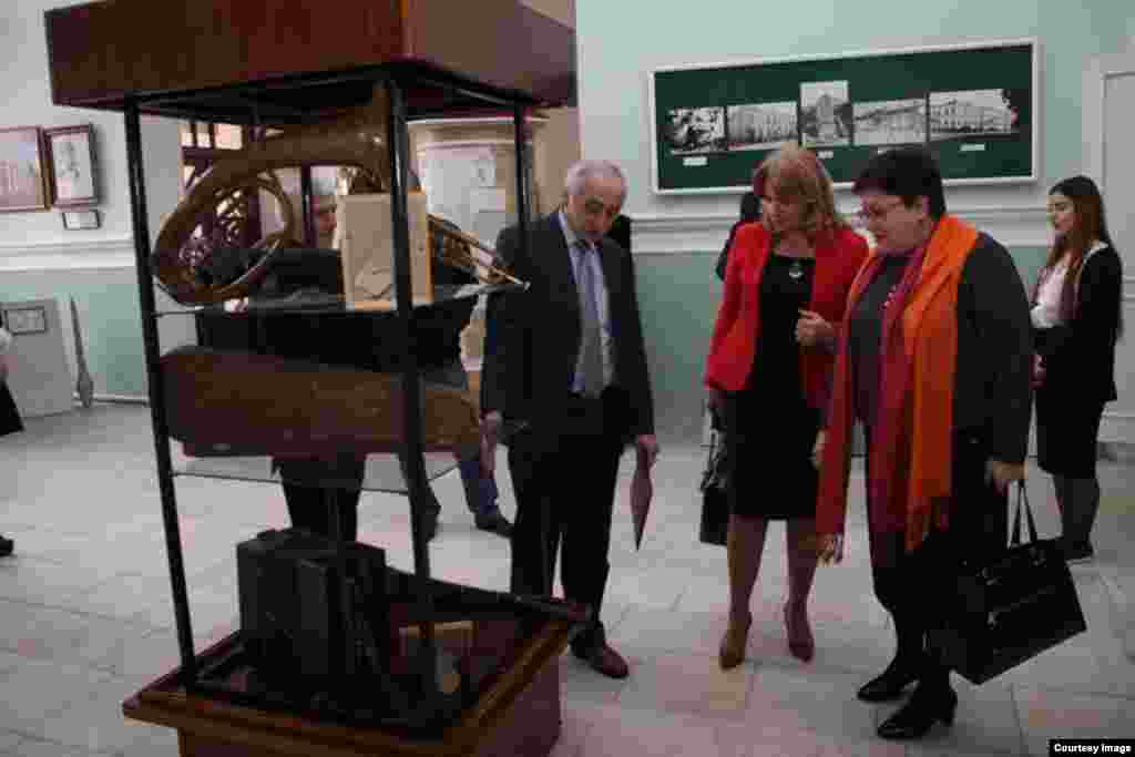 Буйнахъскалъул Культураялъул Централъул директор МикагIил Дугъричиловас министр Зарема Бутаевалъе (бакьулъ) ва "ТIоцебесеб галереялъул" директор Джамиля Дагировалъе экспонатал рихьизарулел руго.&nbsp;