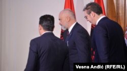 Presidenti i Serbisë, Aleksandar Vuçiq(djathtas), kryeministri i Shqipërisë, Edi Rama, dhe kryeministri i Maqedonisë së Veriut, Zoran Zaev(majtas).