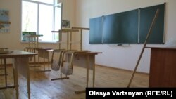 Сегодня жертвами постановления Минобразования, согласно которому это ведомство может отклонить заявки желающих участвовать в конкурсе на должность директоров публичных школ, стали 57 из 215 учебных заведений Тбилиси