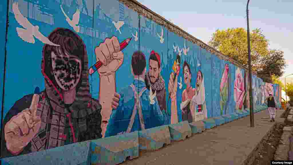 Një mural në Kabul, ku paraqitej një votuese afgane, është përdhosur me ngjyrë, për të mbuluar fytyrën e saj.