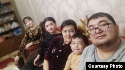 Акмал Абдуллаев с семьей.