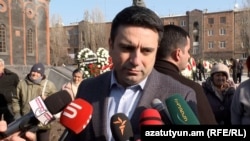 Ազգային ժողովի նախագահ Ալեն Սիմոնյանը Գյումրիում զրուցում է լրագրողների հետ, 7-ը դեկտեմբերի, 2024թ.