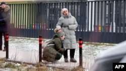 Каза болгон окуучу Кобилжон Алиевдин туугандары мектептин алдында турушат 