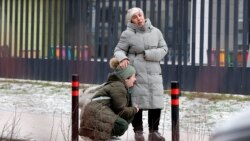 Каза болгон окуучу Кобилжон Алиевдин туугандары мектептин алдында турушат 