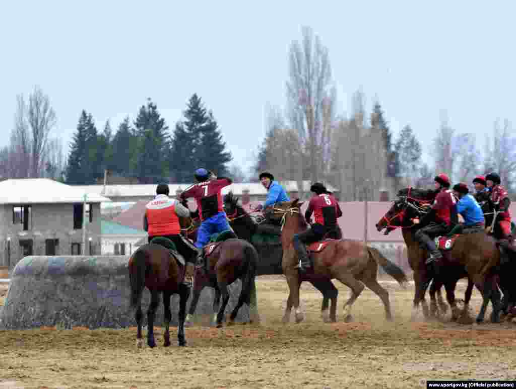 17-мартта "Достук" менен "Ала-Тоо" командалары беттешип, 7:2 эсебинде "Достук" командасы жеңишке жетти.