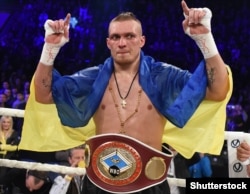 Oleksandr Usyk me flamurin ukrainas, prill 2015.