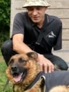Un veteran ucrainean cu brațul amputat găsește alinare în îngrijirea câinilor