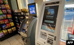 Iz svojih matičnih baza u Kini, Srbiji i drugde, optuženi su navodno ciljali i investitore u SAD (na fotografiji jedan od brojnih bankomata Bitkoina u SAD)