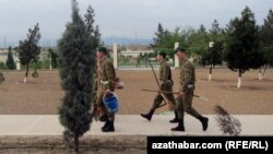 Arassaçylyk işlerine çekilen esgerler (Arhiw suraty)