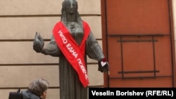 Софийските статуи на жени осъмнаха с червени шалчета и ленти, на които пише "Нито една повече" - част от кампанията срещу насилието над жени. 25 ноември е Международният ден за елиминиране на насилието над жени.