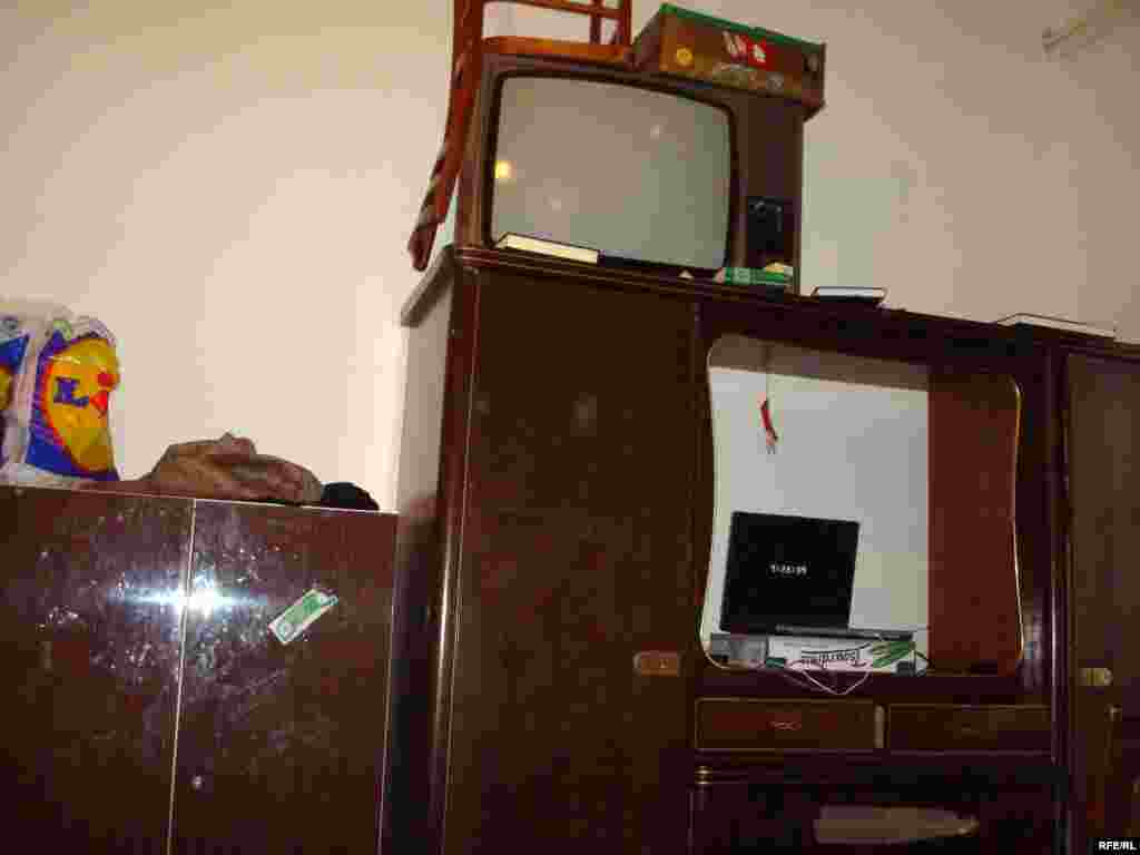 Қайырымдылық қауымдастығы жатақханасының бөлмесінде. Брно, 1 ақпан 2009 жыл.  - В комнате общежития благотворительного общества, где живут казахские беженцы. Брно, 1 февраля 2009 года. 