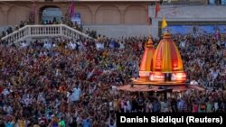 بزرگداشت از یک جشن مذهبی در هند در زمان همه‌گیری موج تازه ویروس کرونا