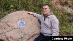 Зьміцер Дзядзенка ля памятнага знака Канстанціну Астроскаму. Архіўнае фота