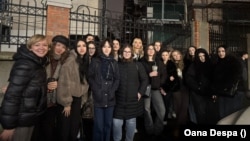 Jurnalista și prof.univ. Emilia Șercan și studenții ei la Jurnalism, în seara alegerilor, la sediul Partidului Național Liberal.